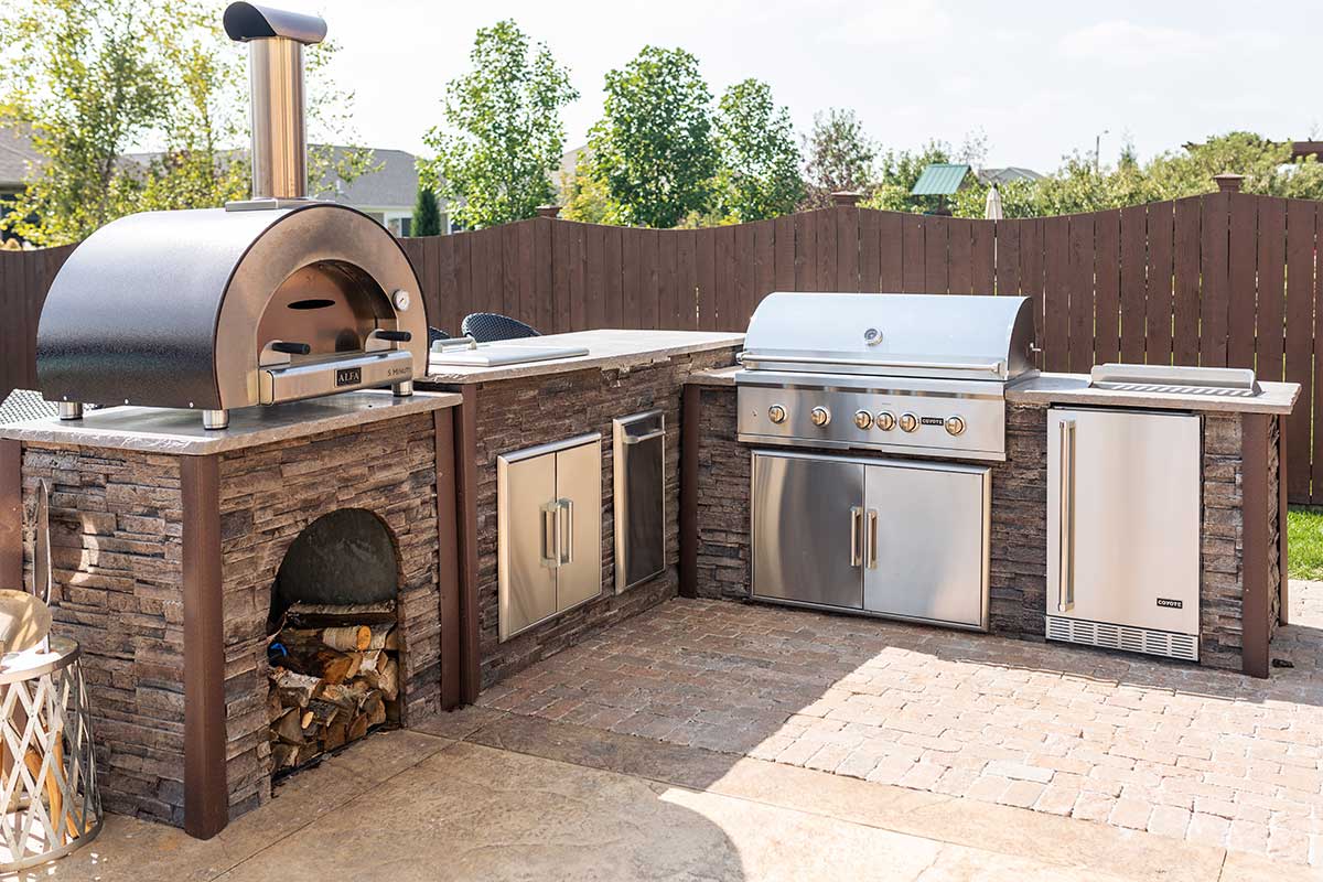 Outdoor kitchen with pizza oven plans