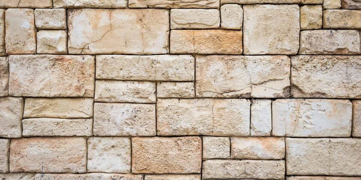 a side wall of ashlar stone for an outdoor kitchen