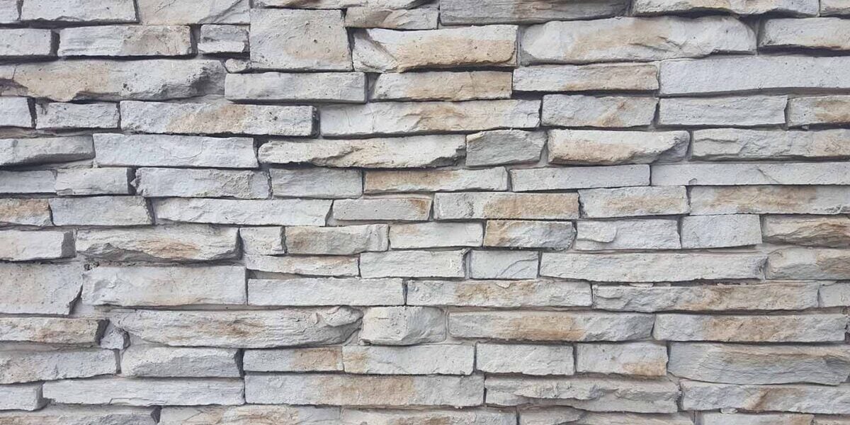 an outdoor kitchen wall made out of ledge stone