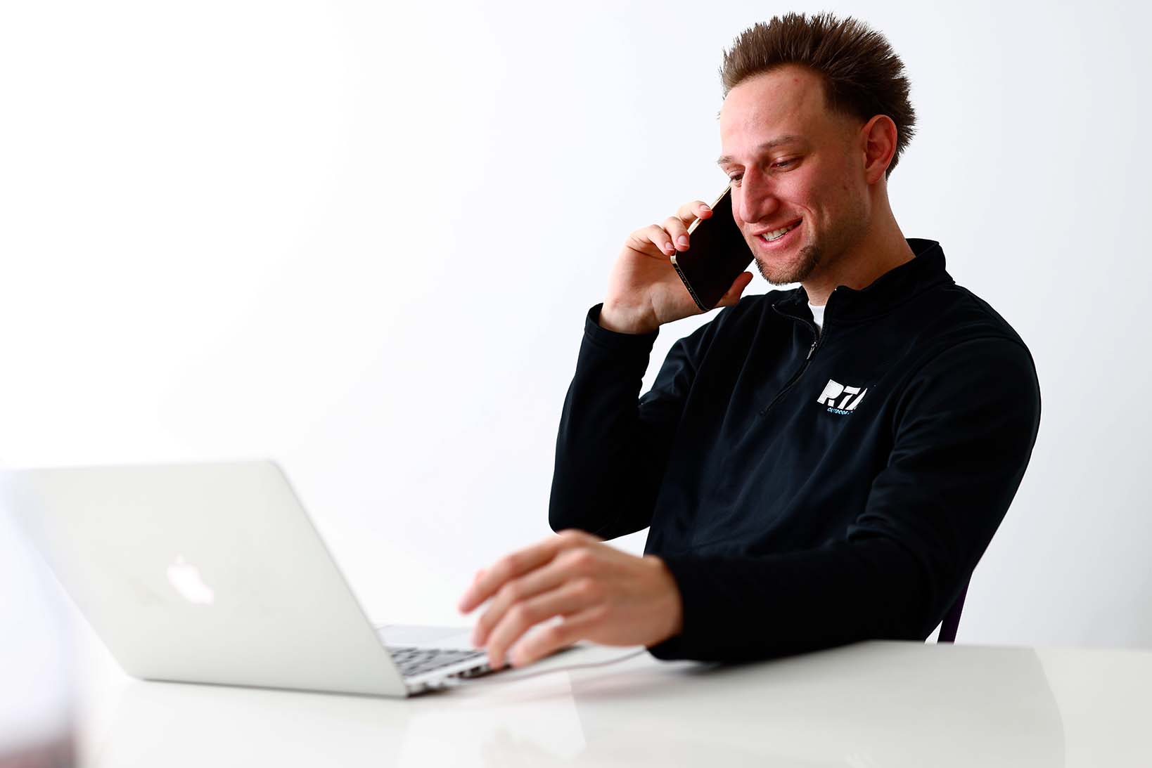 An RTA design expert talking to a customer