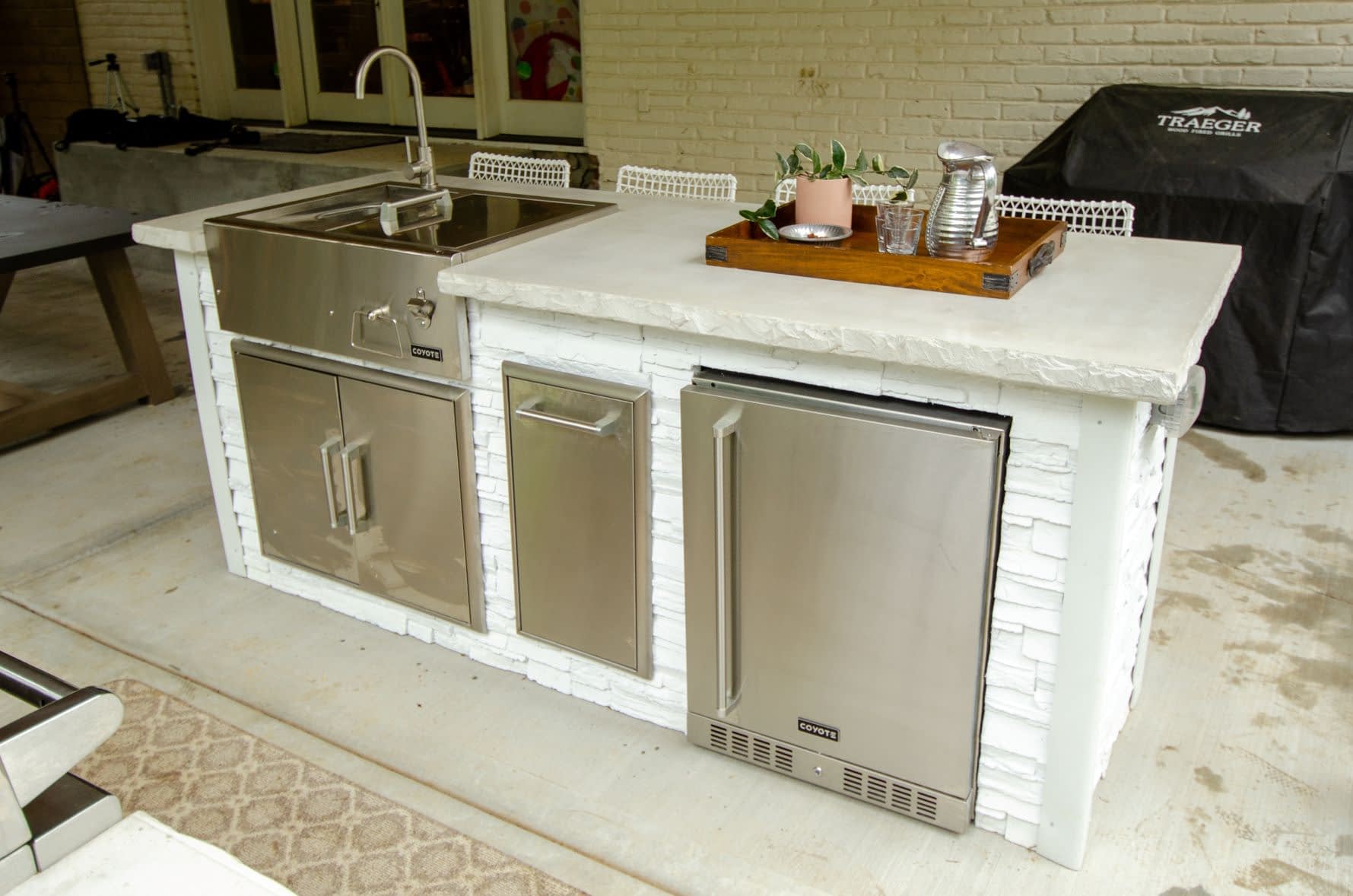 RTA Outdoor bar Station with refrigeration and a sink