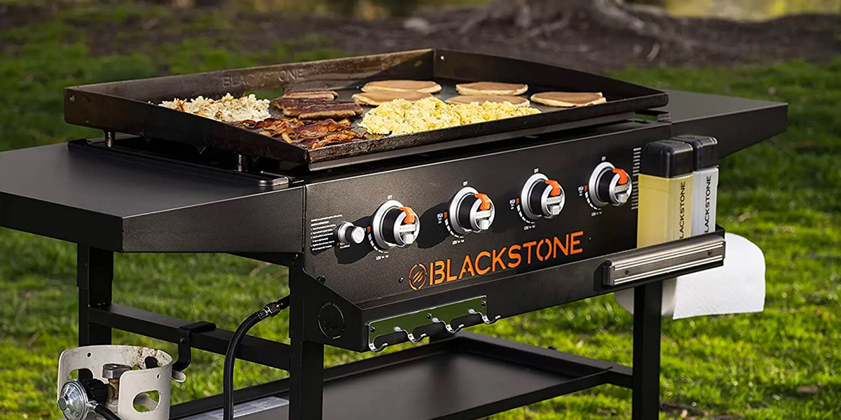 blackstone flat top bbq grill outside on lawn