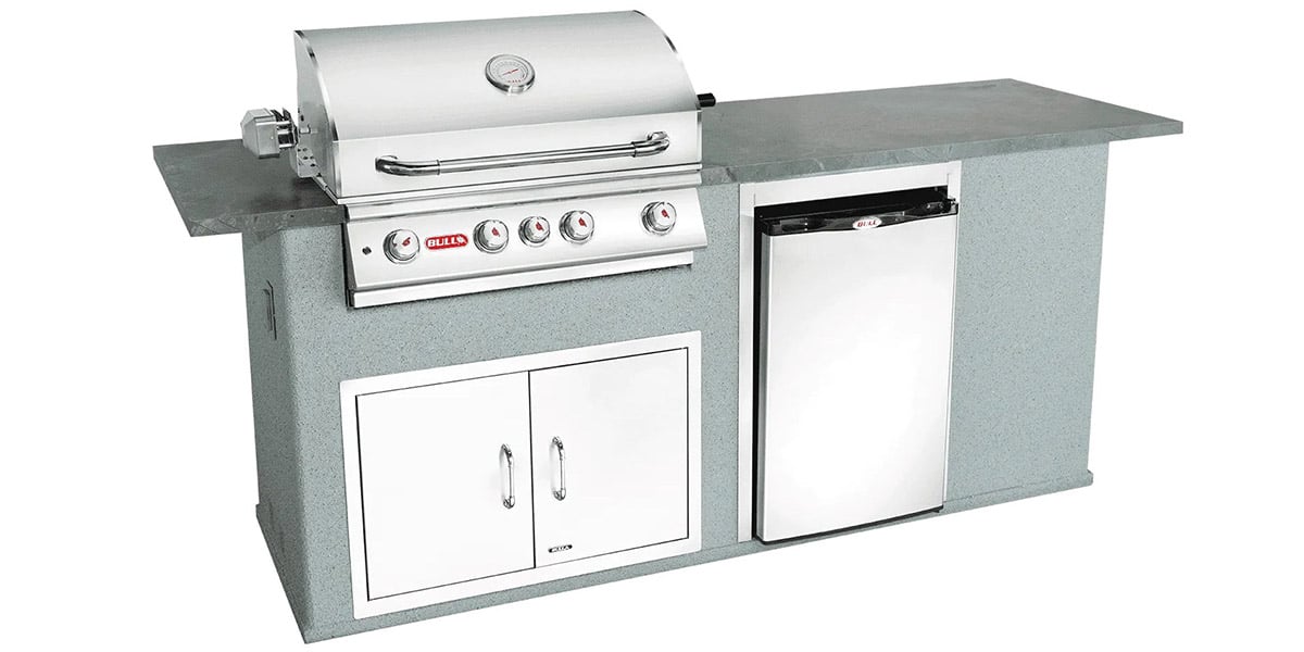 bull outdoor kitchen with fridge and stucco finish