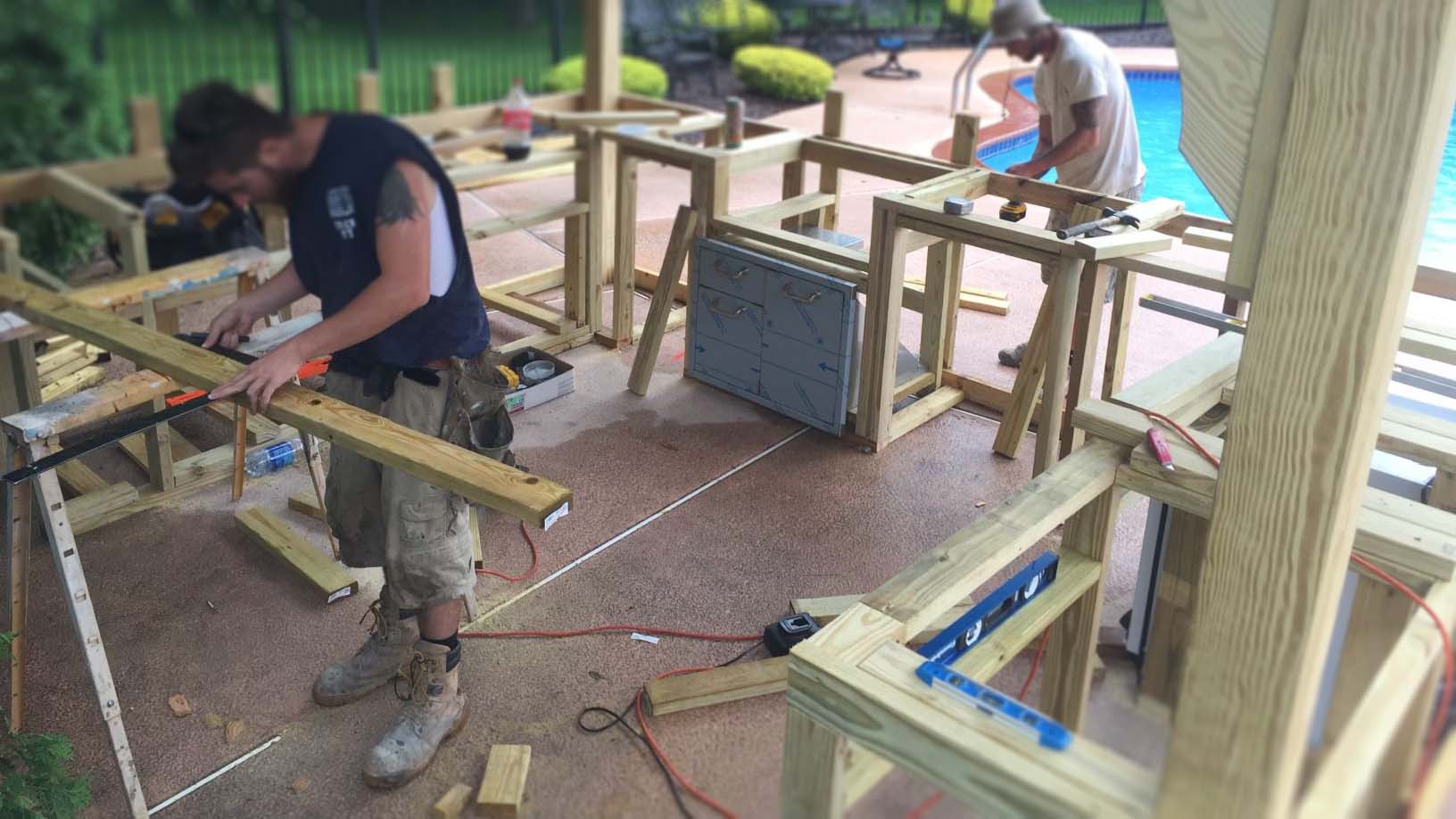 contractor in Florida building an outdoor kitchen