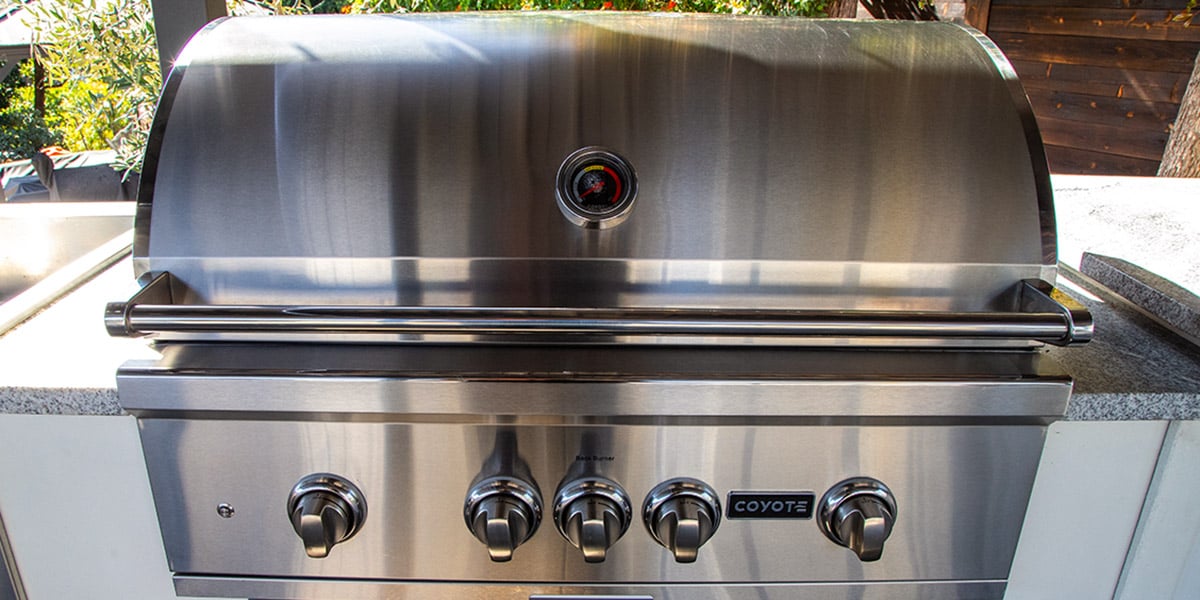 coyote s-series grill in outdoor kitchen