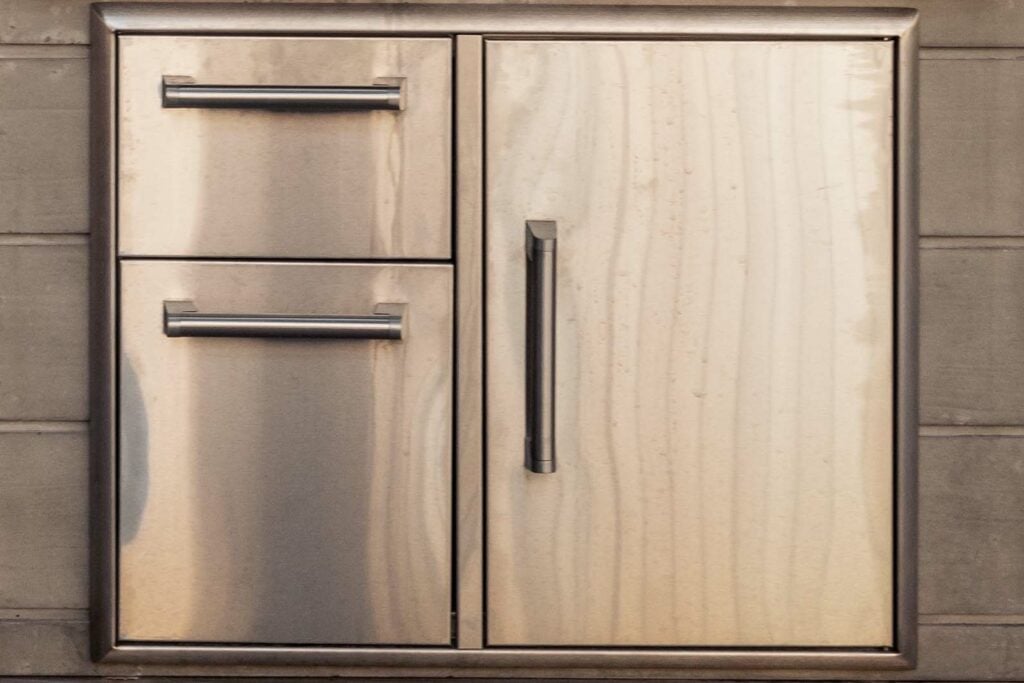 door drawer combo storage on outdoor kitchen