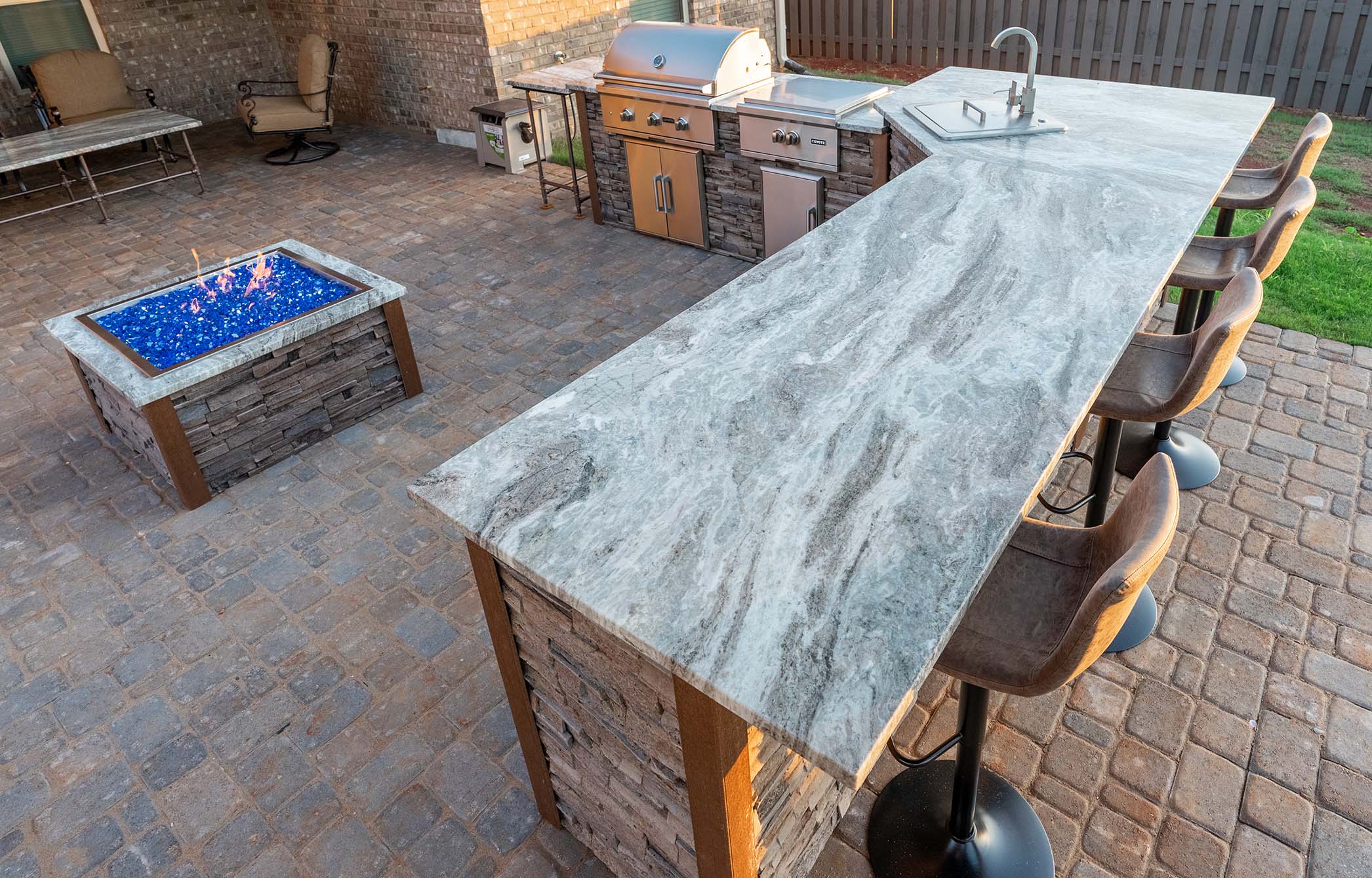 L shaped built in grill and bar plans around fire pit
