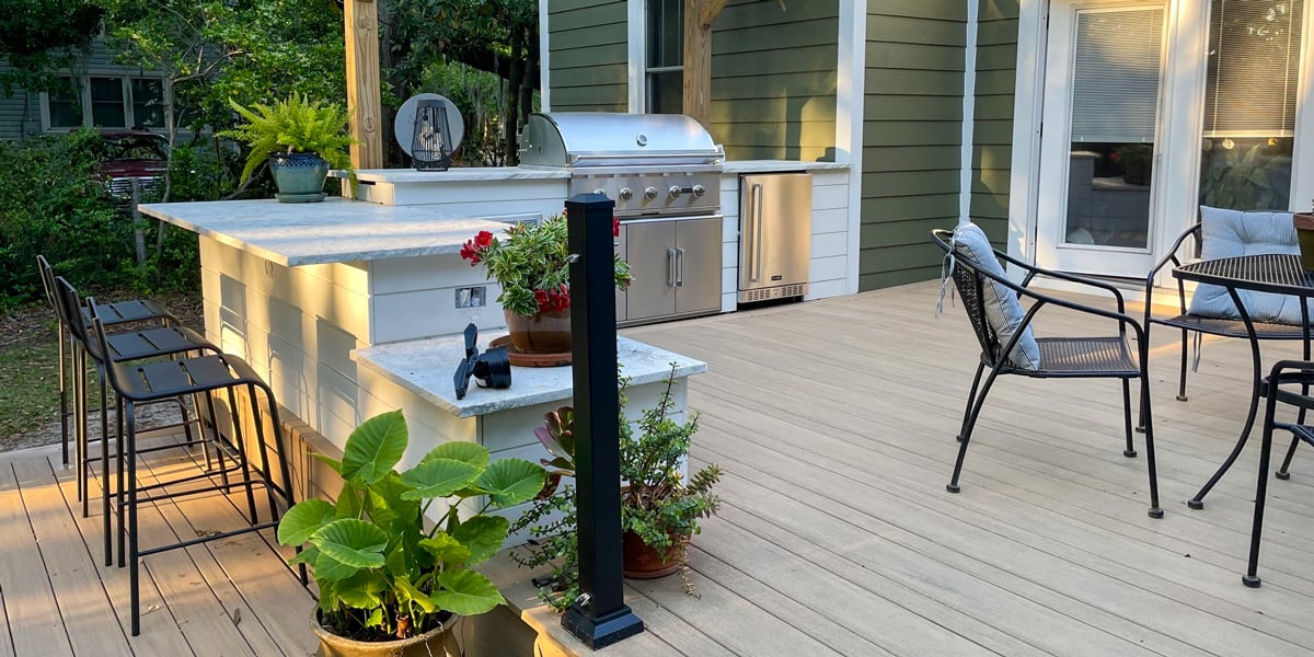 l shape outdoor kitchen idea on deck with dining table