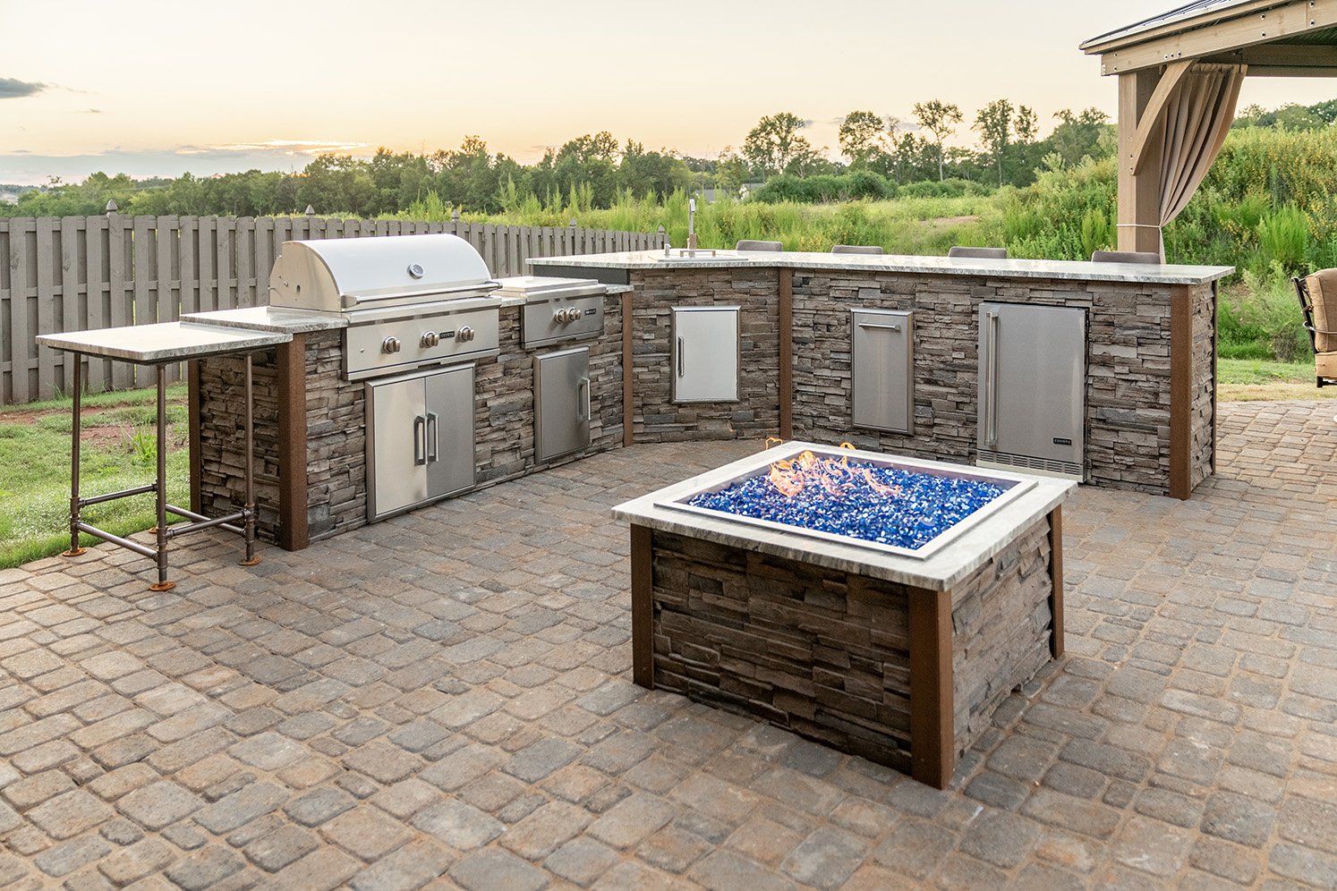 l shape outdoor kitchen idea with fire pit