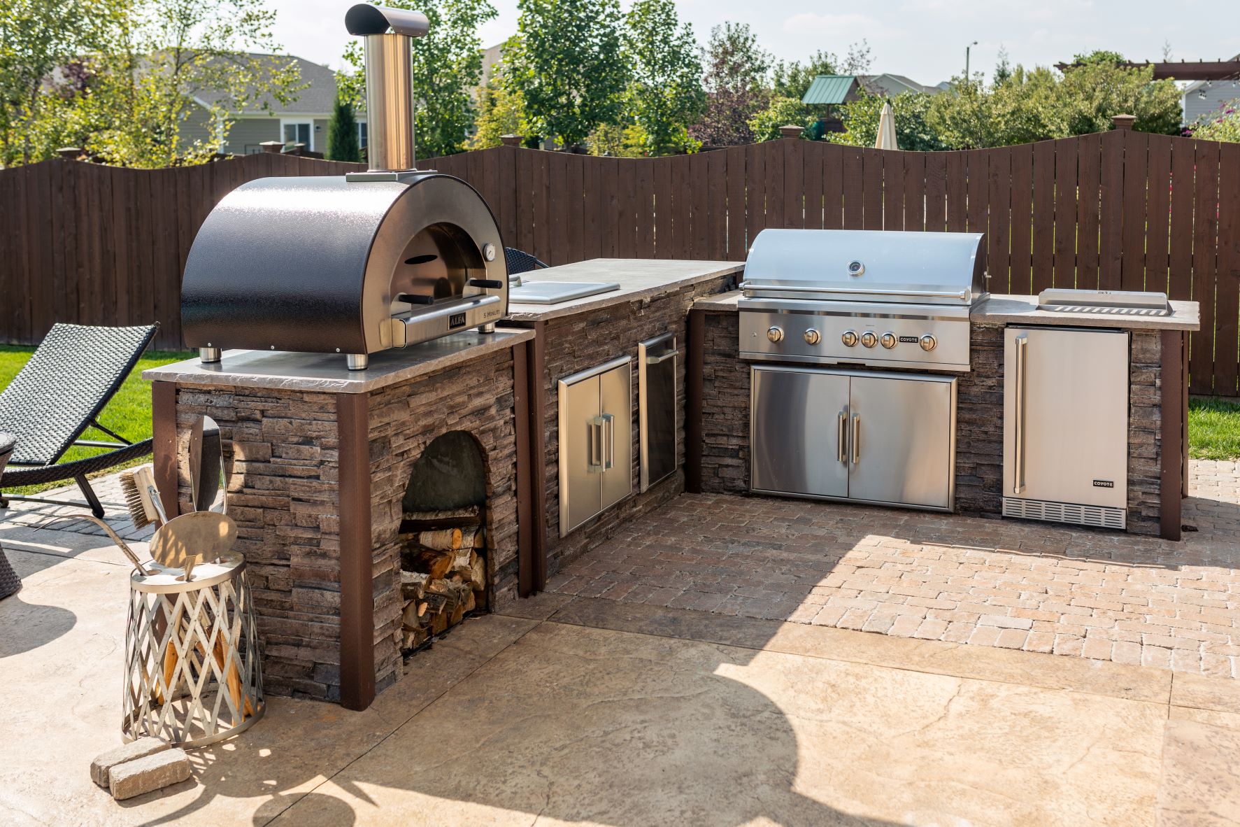 l shape outdoor kitchen with pizza oven