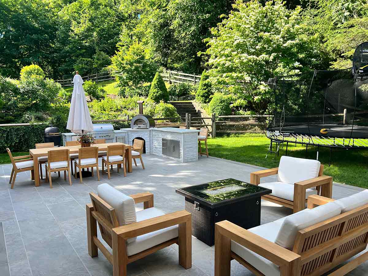 patio idea with dining area and outdoor kitchen