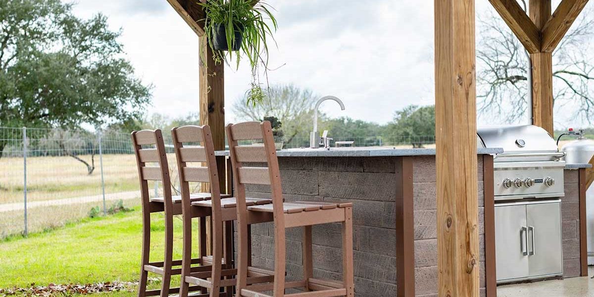 l shaped outdoor kitchen bar under pergola