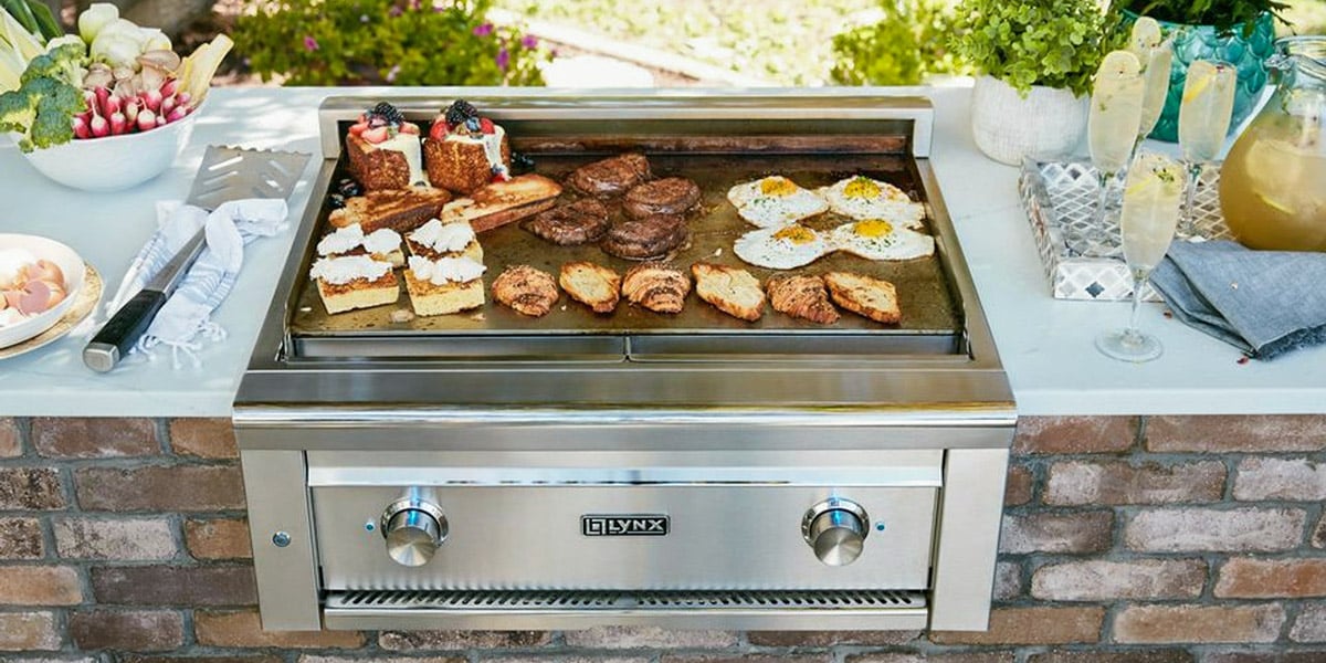 lynx outdoor flat top grill in brick outdoor kitchen