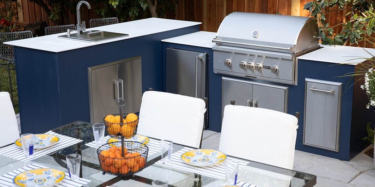 moks l shaped outdoor kitchen with bar seating and additional seating at dining table