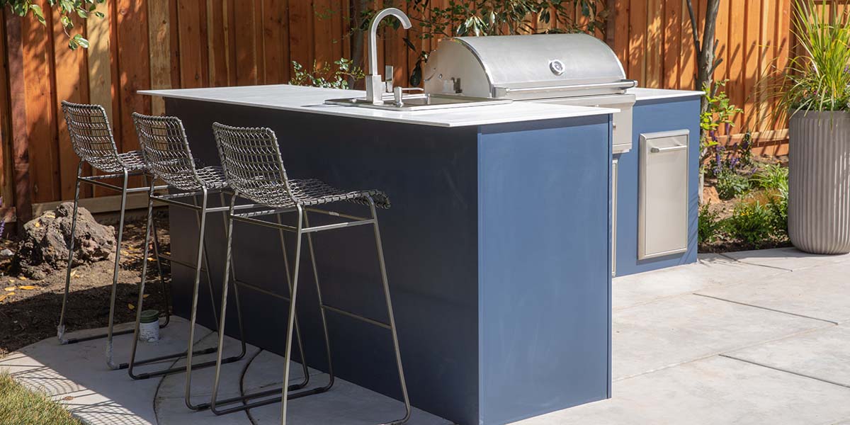 What are the benefits of an outdoor kitchen bar with bar seating grill and sink