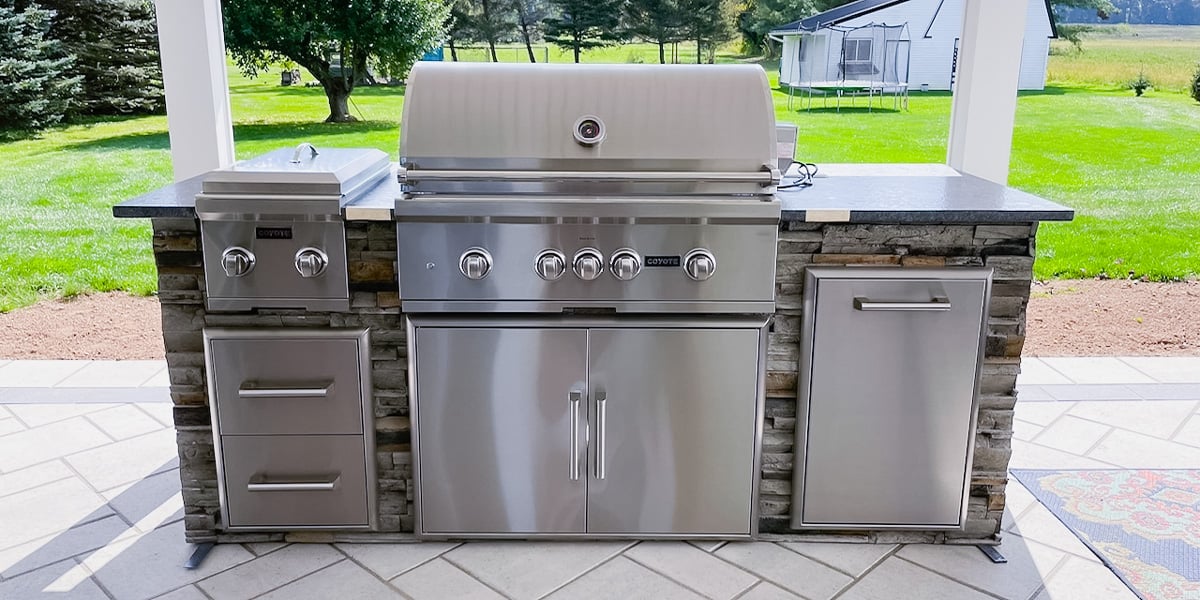 outdoor kitchen island on paver patio