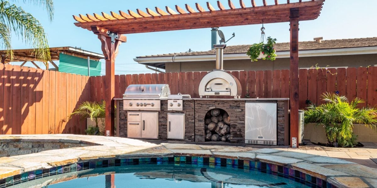 Matching Outdoor kitchen pergola designs with rta near swimming pool