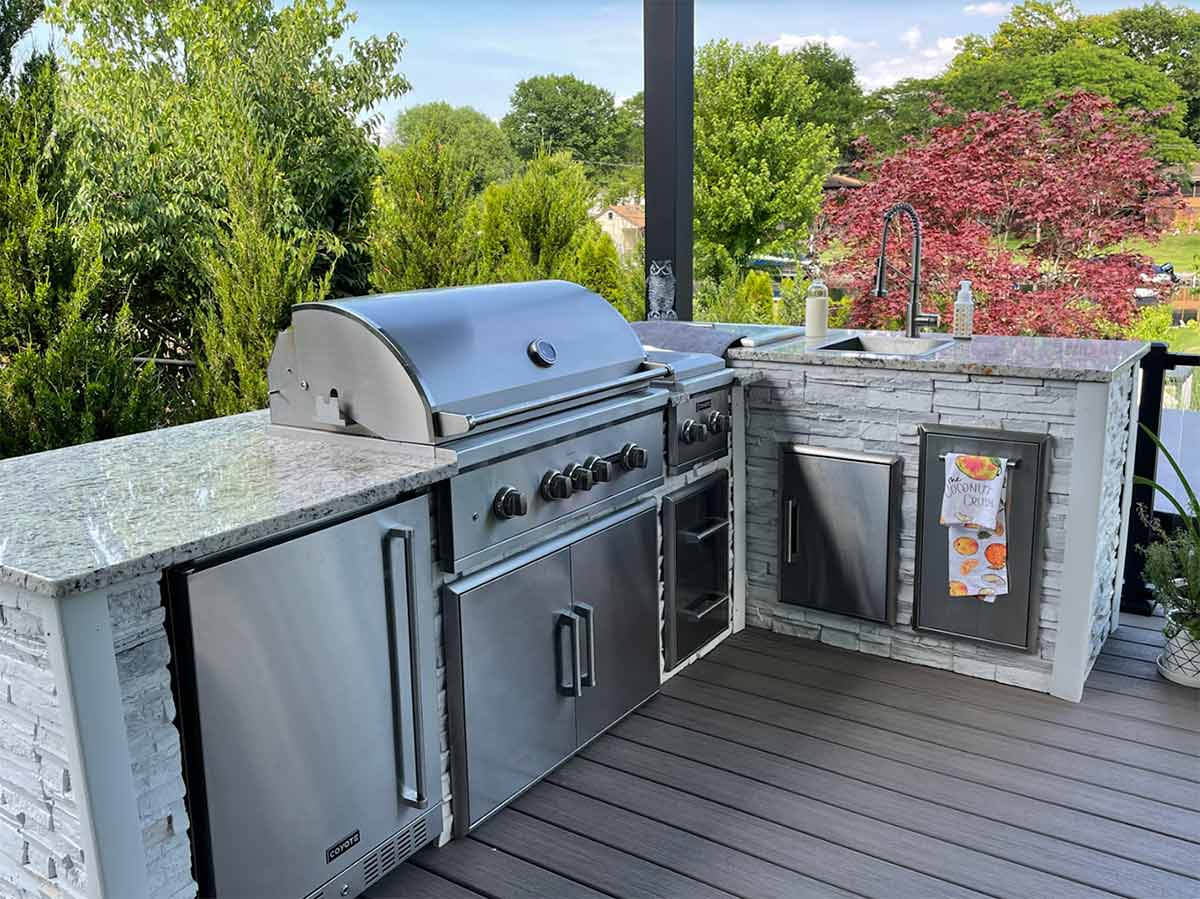 small outdoor kitchen with mini bar
