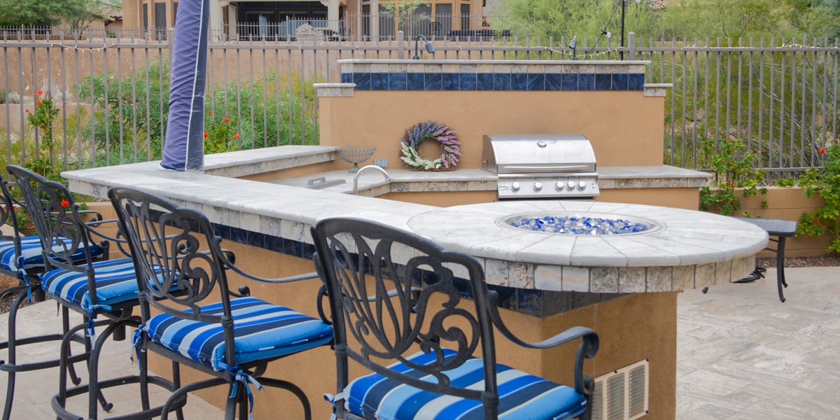 stucco and tile outdoor kitchen