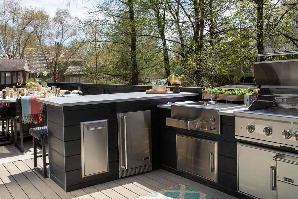 outdoor kitchen bar with extra utility with a sink and grill