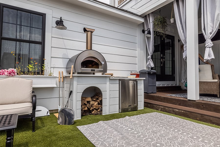 Small outdoor kitchen design with pizza oven