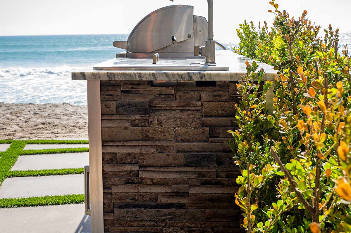 top outdoor kitchen vent visible in linear rta outdoor kitchen
