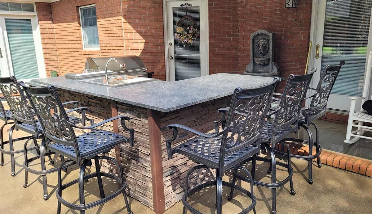 u shaped outdoor bar and kitchen idea with seating right next to house
