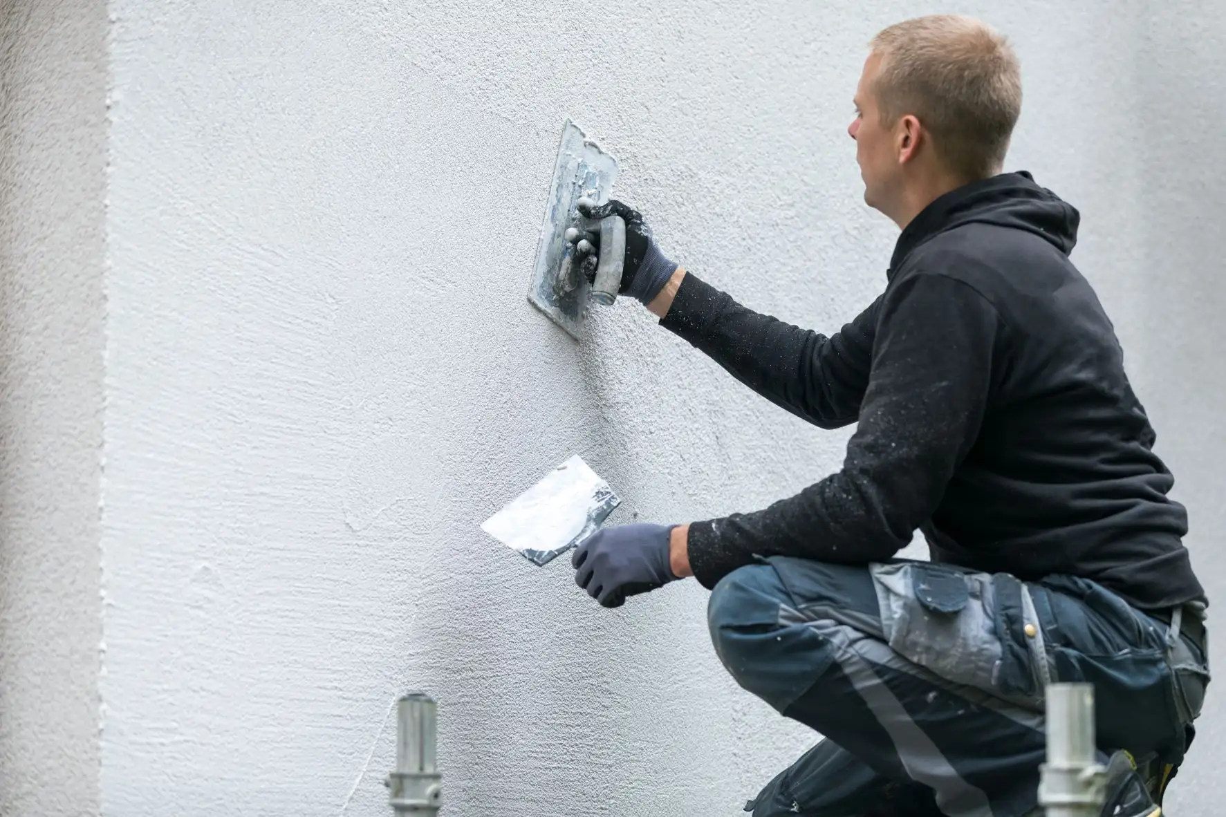 worker applying stucco